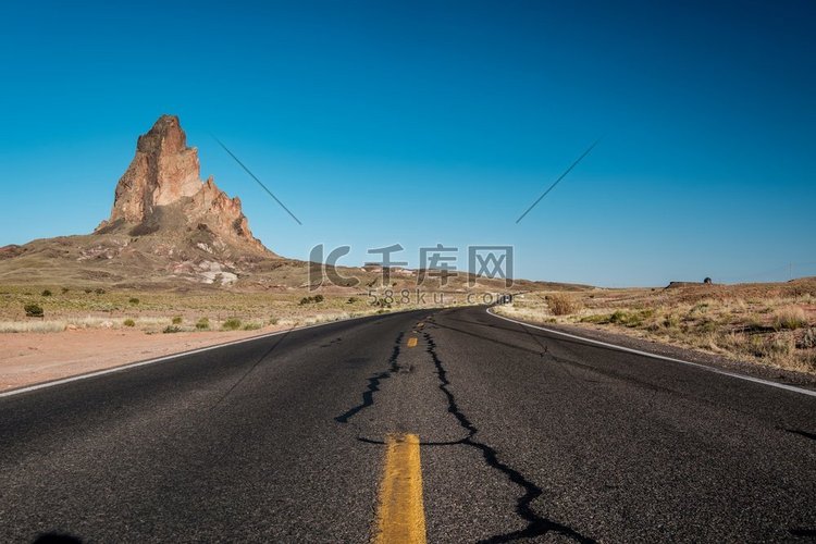 美国亚利桑那州空荡荡的风景公路