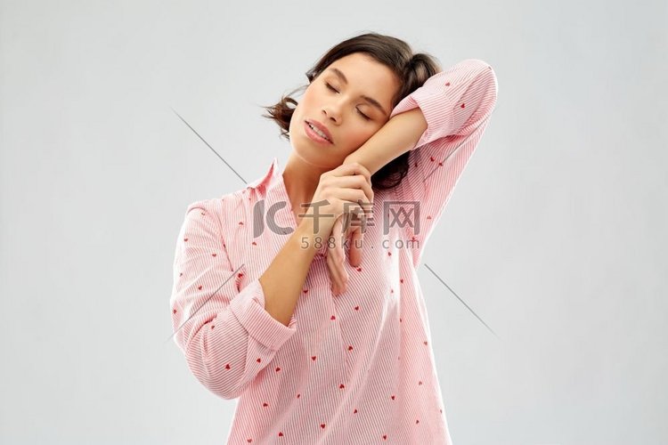 人和睡前概念--穿着睡衣的快乐