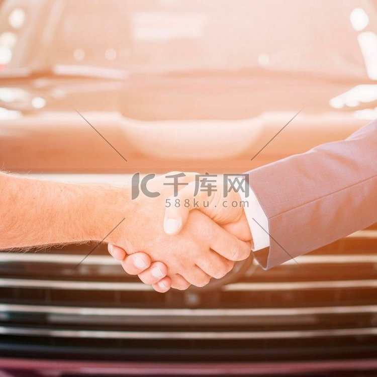 握手汽车经销商高分辨率照片。握