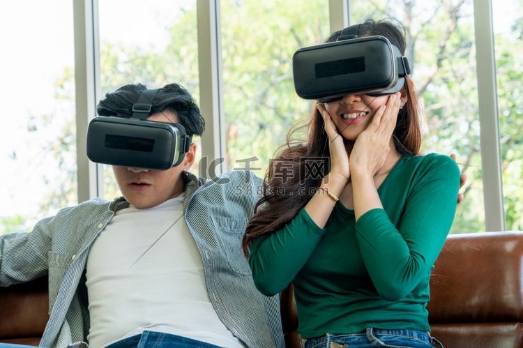 快乐的夫妇观看视频在虚拟现实V