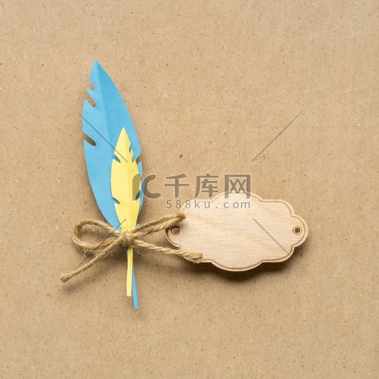 羽毛创造性感恩节概念照片在棕色