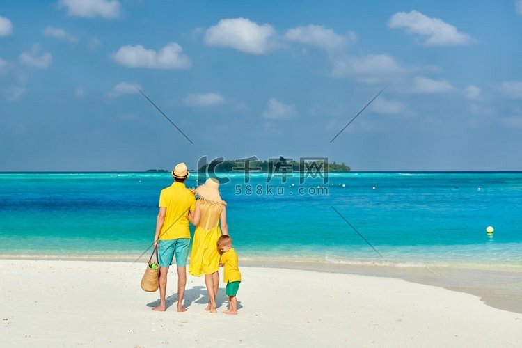 海滩上的一家人，穿着黄色衣服的