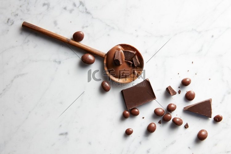 木勺配焦糖、巧克力片和巧克力球