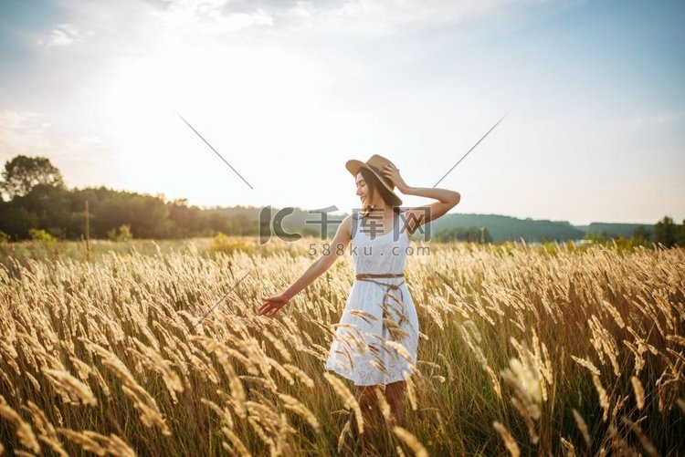 可爱的女人穿着白色的衣服，戴着