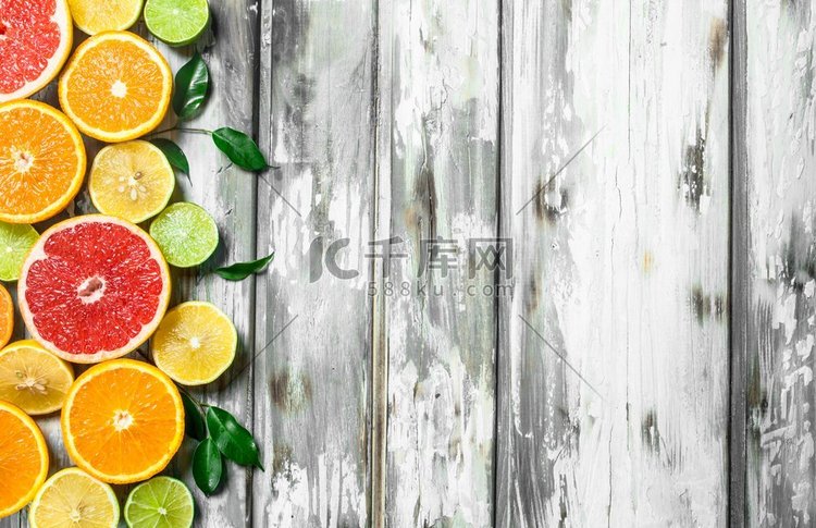 多汁的柑橘叶。木背景。多汁的柑