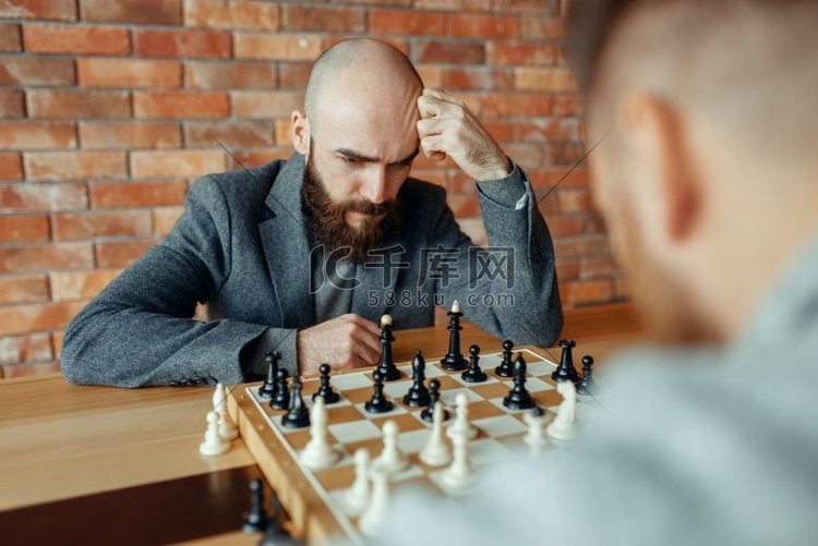 男子棋手下棋，思考的过程。两名