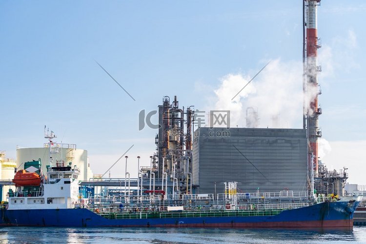 日本川崎石油化工厂装载燃料的油
