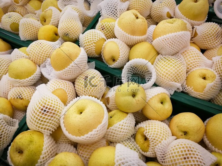 新鲜的中国梨水果在市场上出售 
