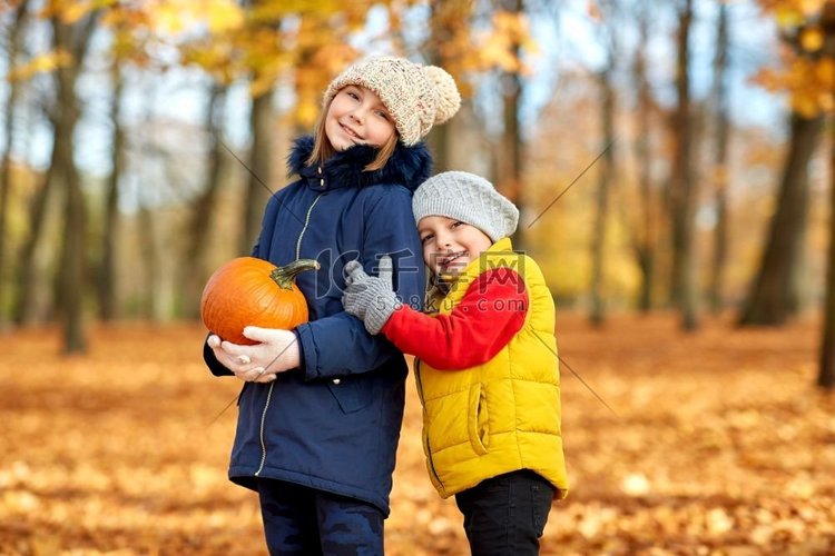 童年，季节和家庭概念—快乐的孩