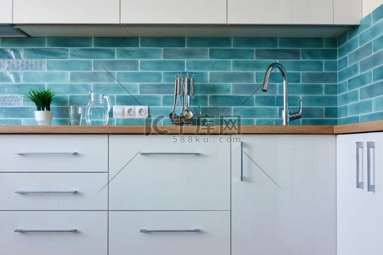 一个舒适的内部白色厨房与蓝色瓷
