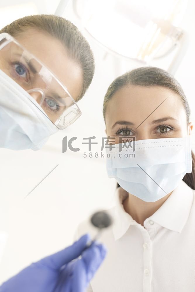 肖像的牙医在牙科诊所的面具