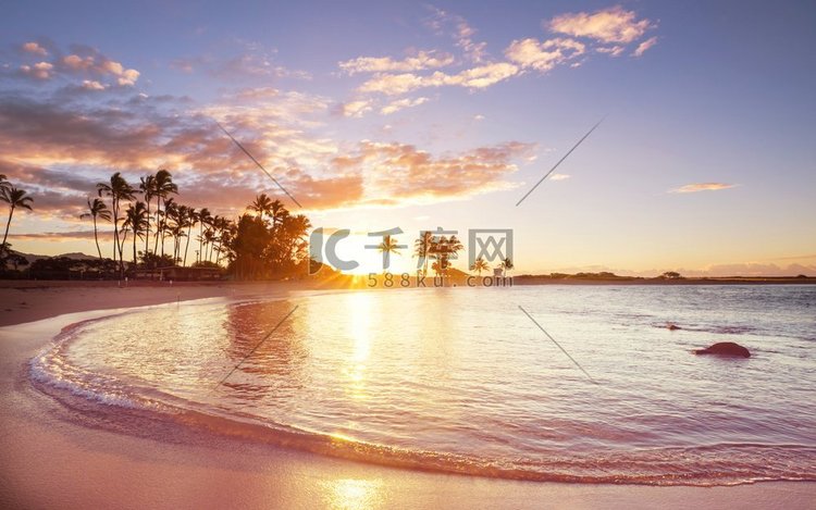 惊人的夏威夷海滩在梦幻般的日落