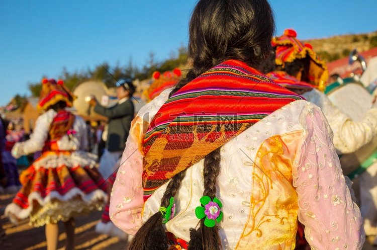 五颜六色的装饰狂欢节敷料在秘鲁