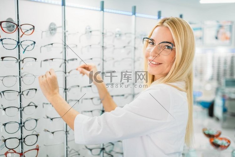 女验光师在眼镜店展示眼镜。与专