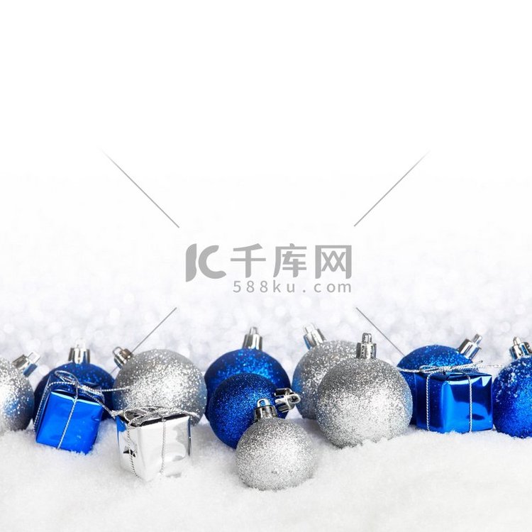 美丽的各种蓝色和银色圣诞装饰在