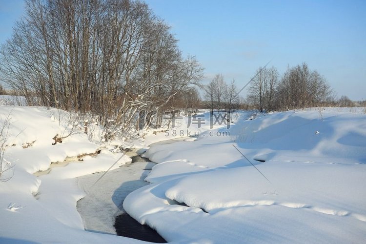三月在小溪上雪冰水