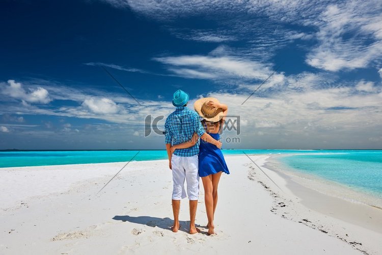 夫妇在蓝色的热带海滩在马尔代夫