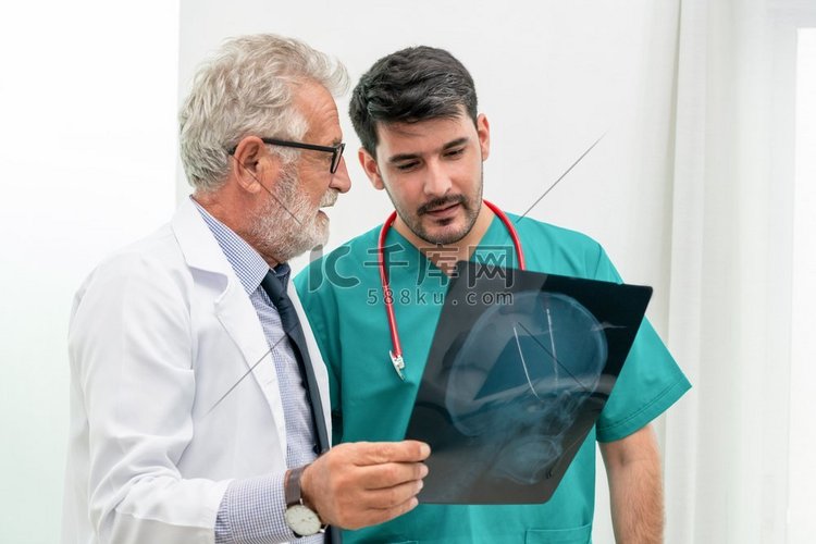 医生在医院与另一个外科医生一起