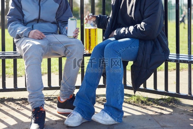 未成年青少年在公园喝酒的特写