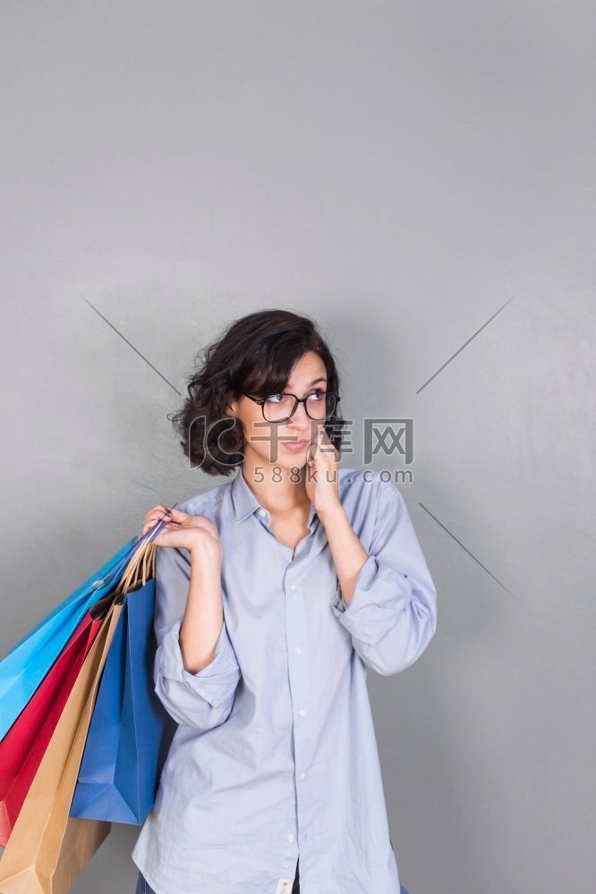 一名妇女，带着五颜六色的购物袋