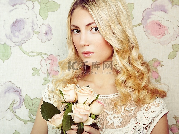 一位戴着鲜花的美丽金发女子的肖