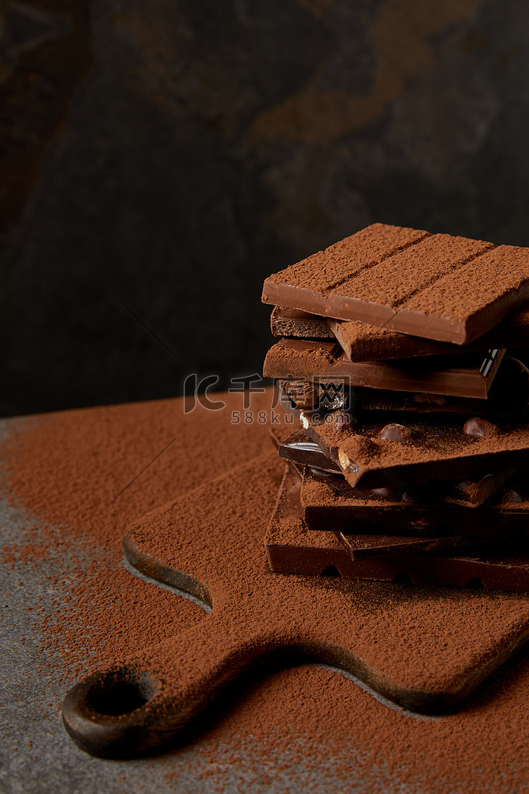 在砧板上配有可可粉的美味巧克力