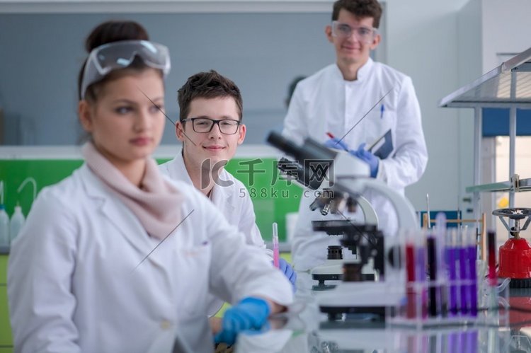 一群年轻的医学生在化学实验室一