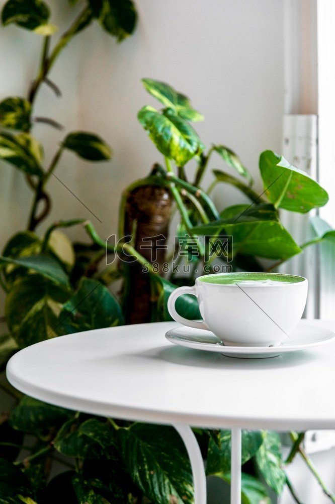 热绿茶抹茶拿铁茶杯白色桌子
