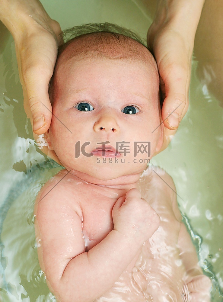 新生儿游泳与母亲的照顾