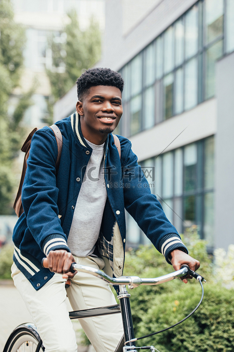 英俊欢快的非洲裔美国男子骑自行