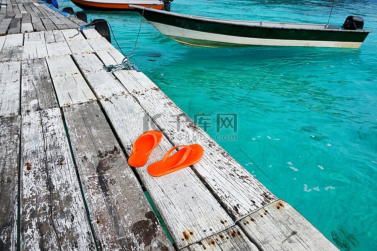 凉鞋在码头由海