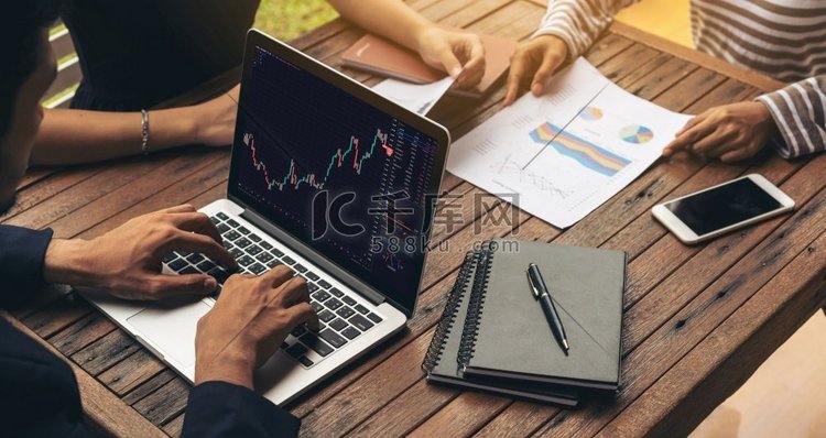  person，computer，technology，finance