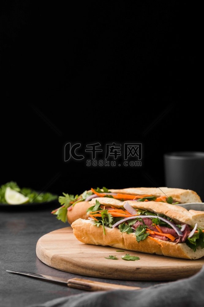 新鲜三明治与蔬菜复制空间。高分