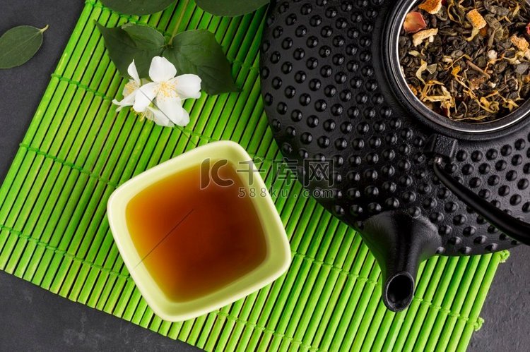 一种带干叶绿色放置垫保健茶陶瓷