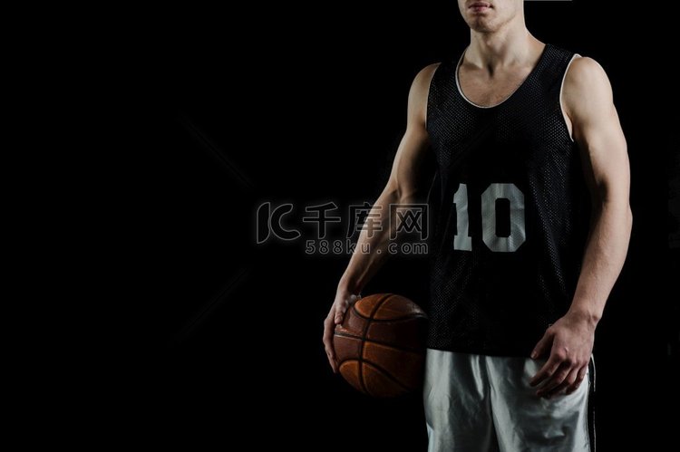 职业篮球运动员抱着球他的手臂