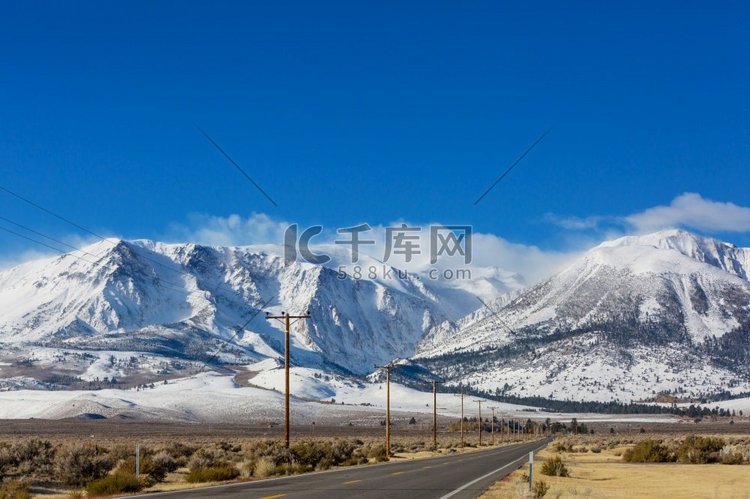 冬季山路景观。美国加利福尼亚州