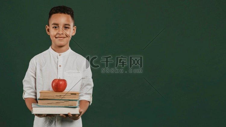 学生拿着书苹果