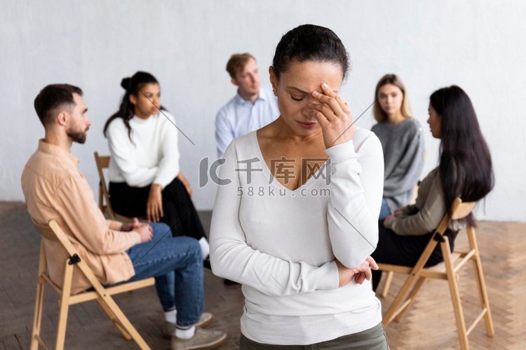 悲伤的女人团体治疗会议