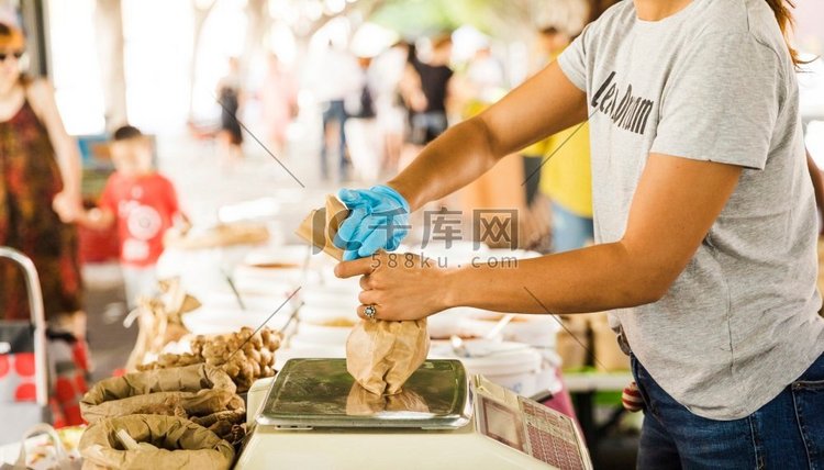 女售货员包装食品她的客户市场