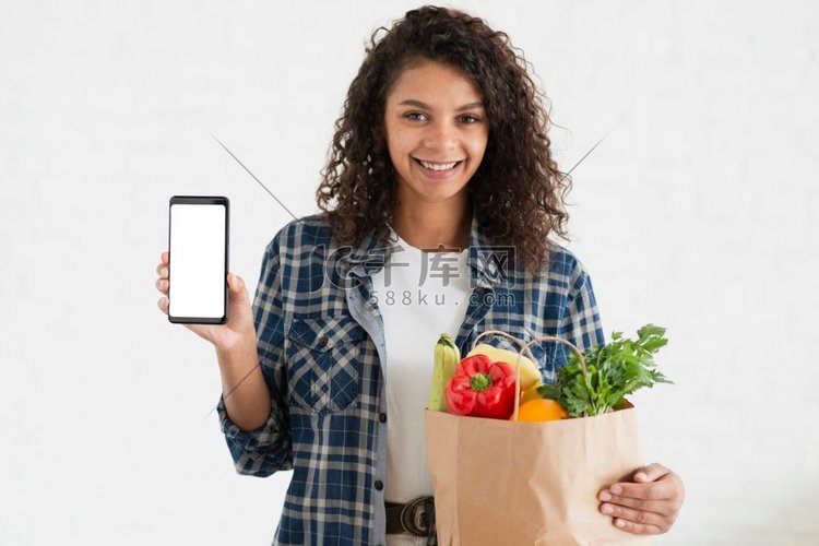 妇女拿着蔬菜袋电话模拟了