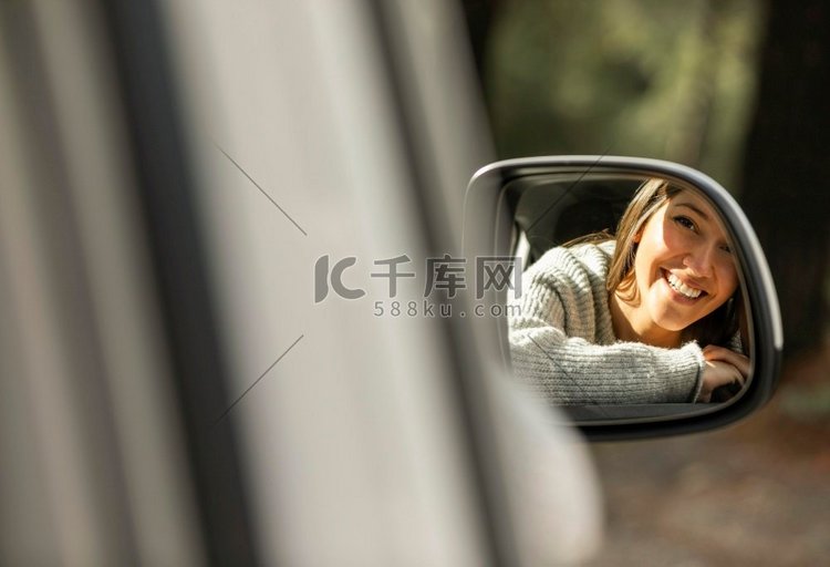 微笑的女人在公路旅行中开车
