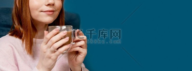 肖像女人在家喝咖啡8.肖像女人