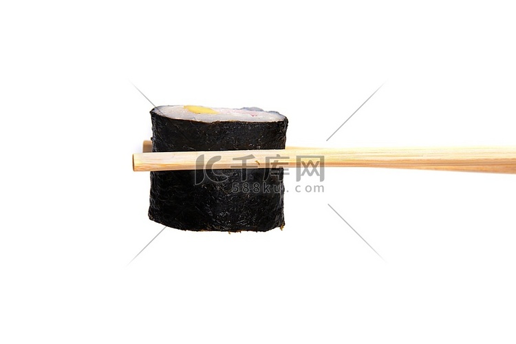 日本寿司卷，木制筷子孤立