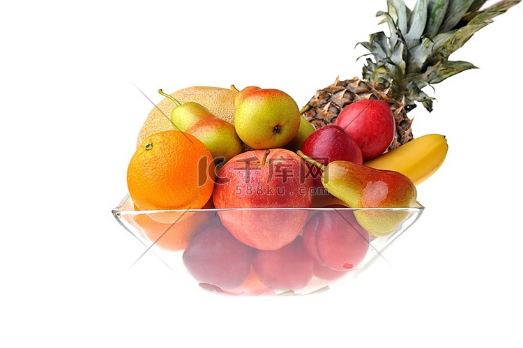 盛满成熟美味水果的玻璃花瓶