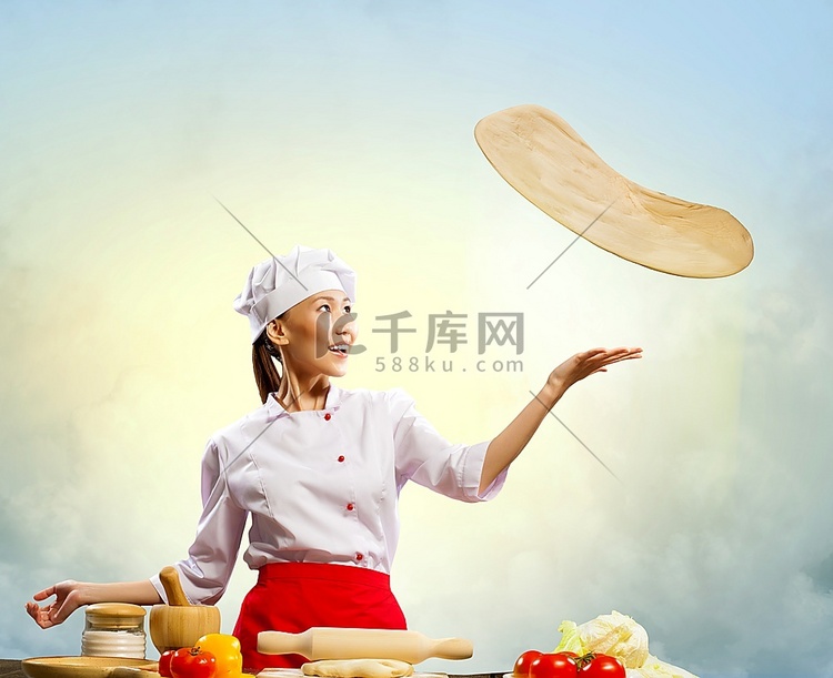 亚洲女厨师在颜色背景下做披萨