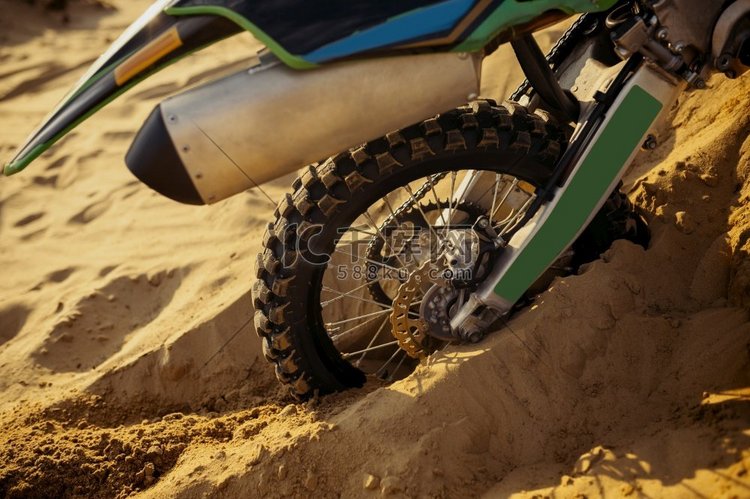 摩托车车轮被困在沙子里的特写。