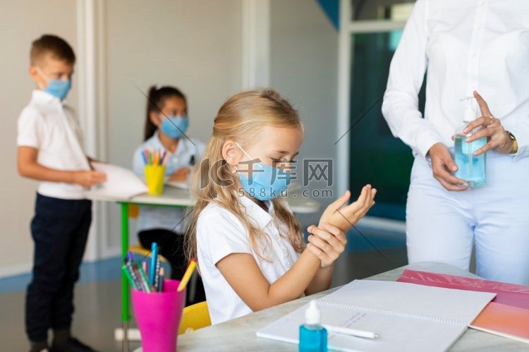 孩子们在上课前消毒双手