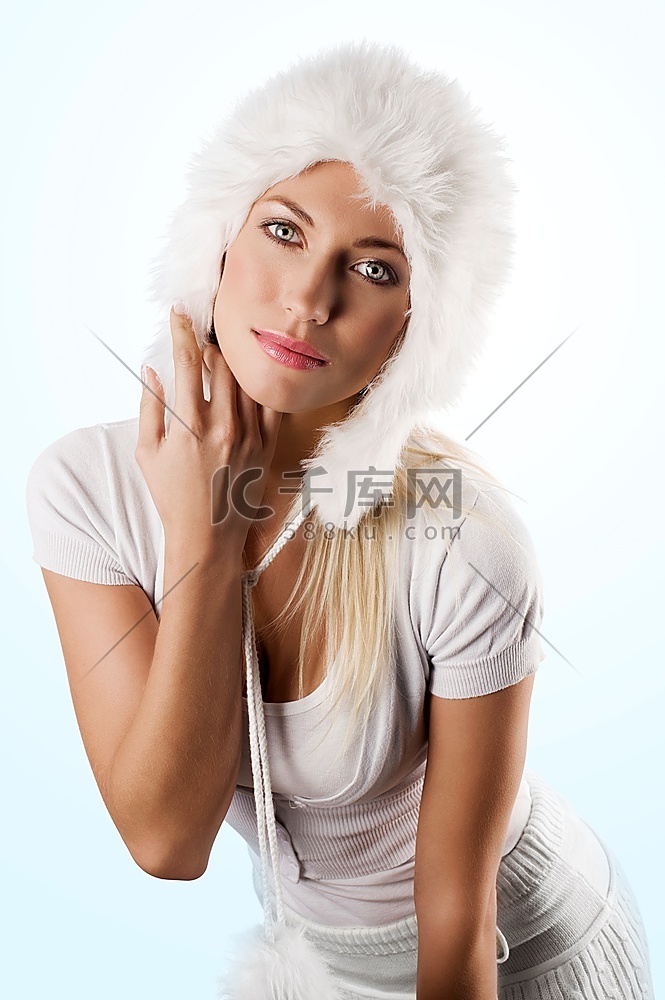 一位年轻漂亮的模特穿着白色冬装