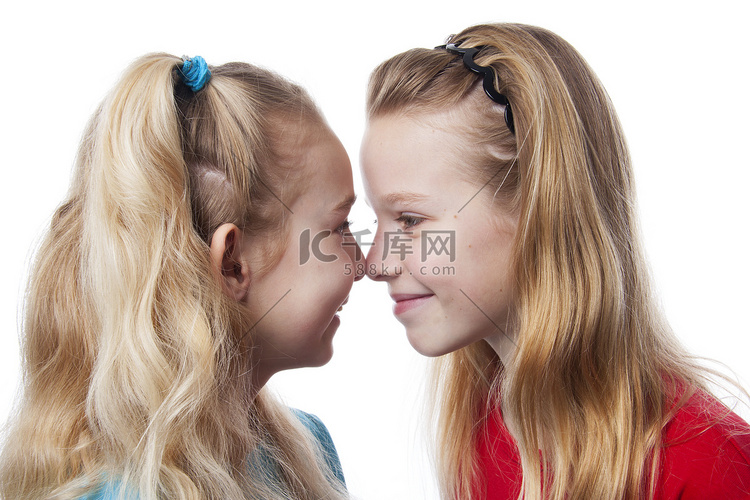 两姐妹鼻子对鼻子