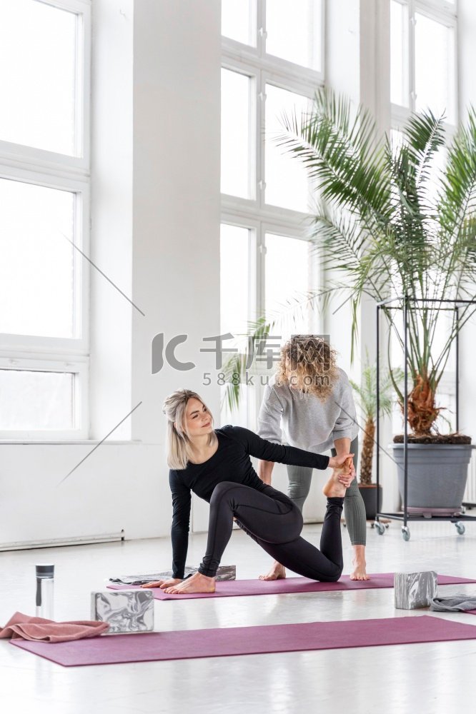 全镜头女子练习瑜伽垫